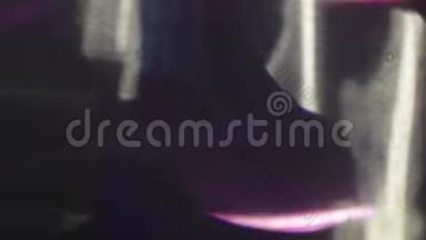 紫色光线泄漏过渡和覆盖效果。